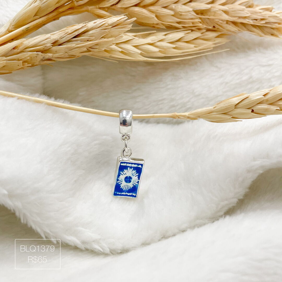 Berloque Passaporte Pendurado Esmaltado Prateado